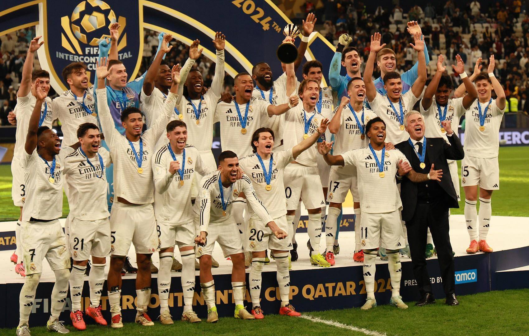 德容：难道我非要去英超才能证明自己的价值吗？我不这么认为（德容：证明价值不必非得去英超——我不认同这种看法）