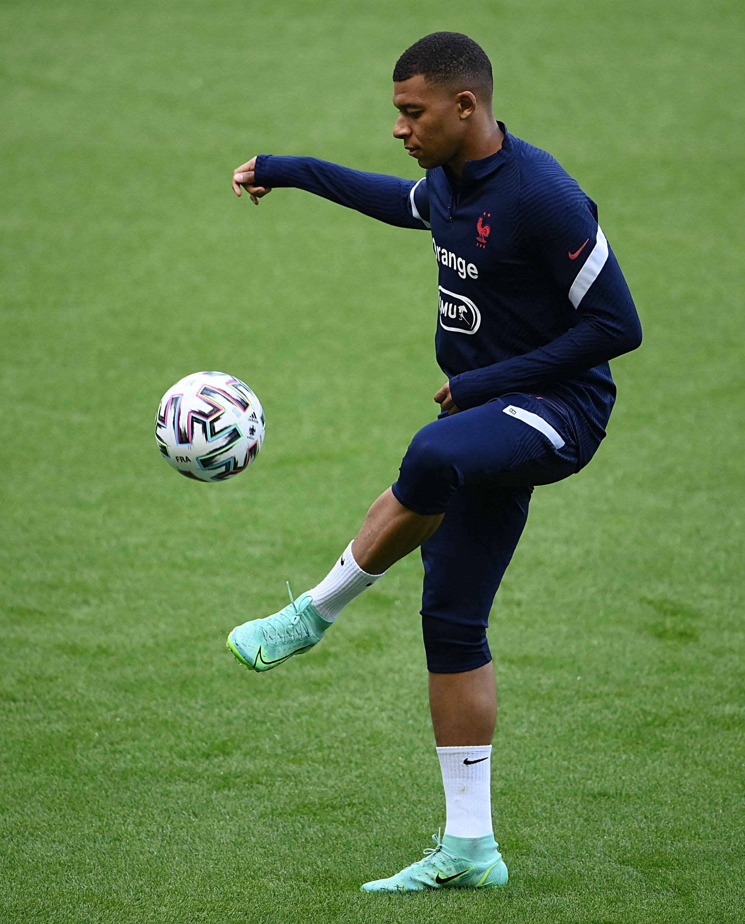 2025中足联颁奖会：成都蓉城刘殿座获中超最佳门将（2025中足联年度颁奖：成都蓉城门将刘殿座当选中超最佳门将）