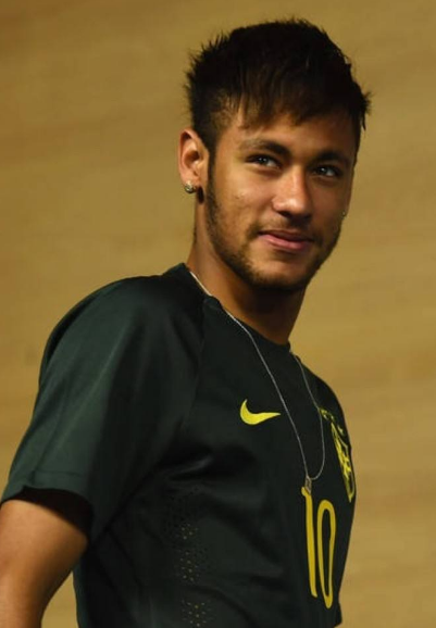 皇马本泽马梅开二度助球队获胜（本泽马双响，助皇马取胜）