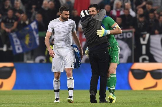 玉昆球迷在机场深情送别安德森，安德森的回应藏着太多不舍