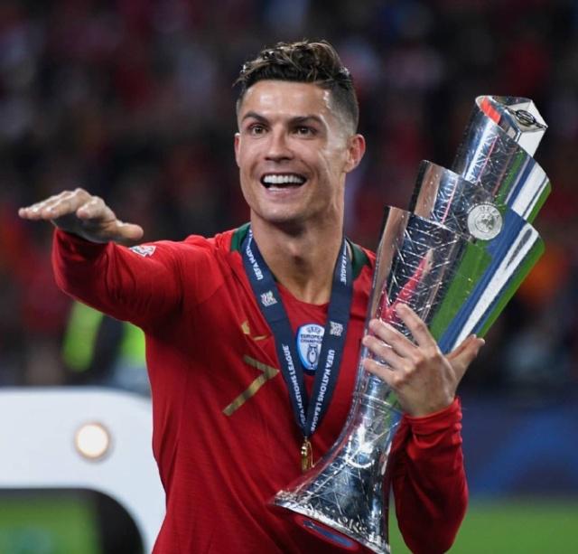 大连英博向上海海港发贺信：祝贺海港夺得2025赛季中超冠军（大连英博发贺信祝贺上海海港加冕2025中超冠军）