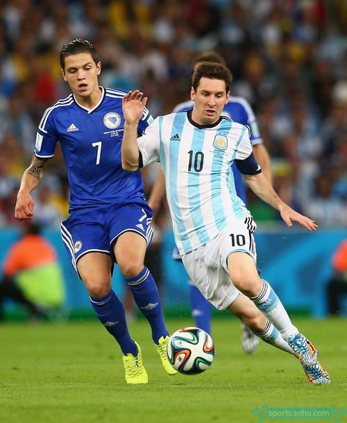 西裁委会主席：对金特罗的吹罚很满意，他能再执法皇马的比赛（西班牙裁判委主席称对金特罗判罚满意，将允许其再次执法皇马比赛）