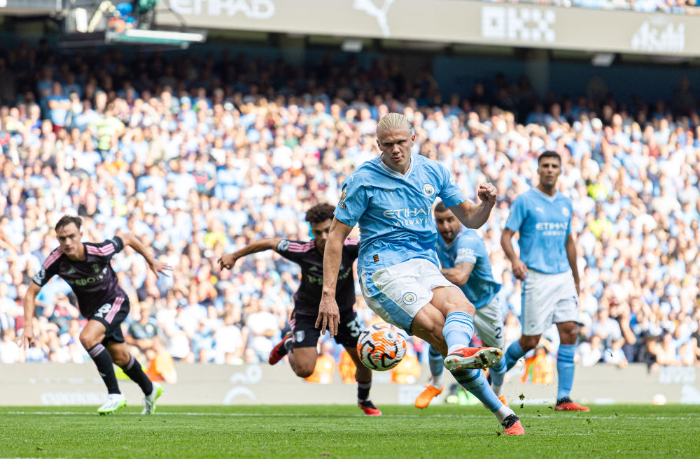 中超：上海海港主场4-1大胜深圳（中超：上海海港主场4比1完胜深圳）